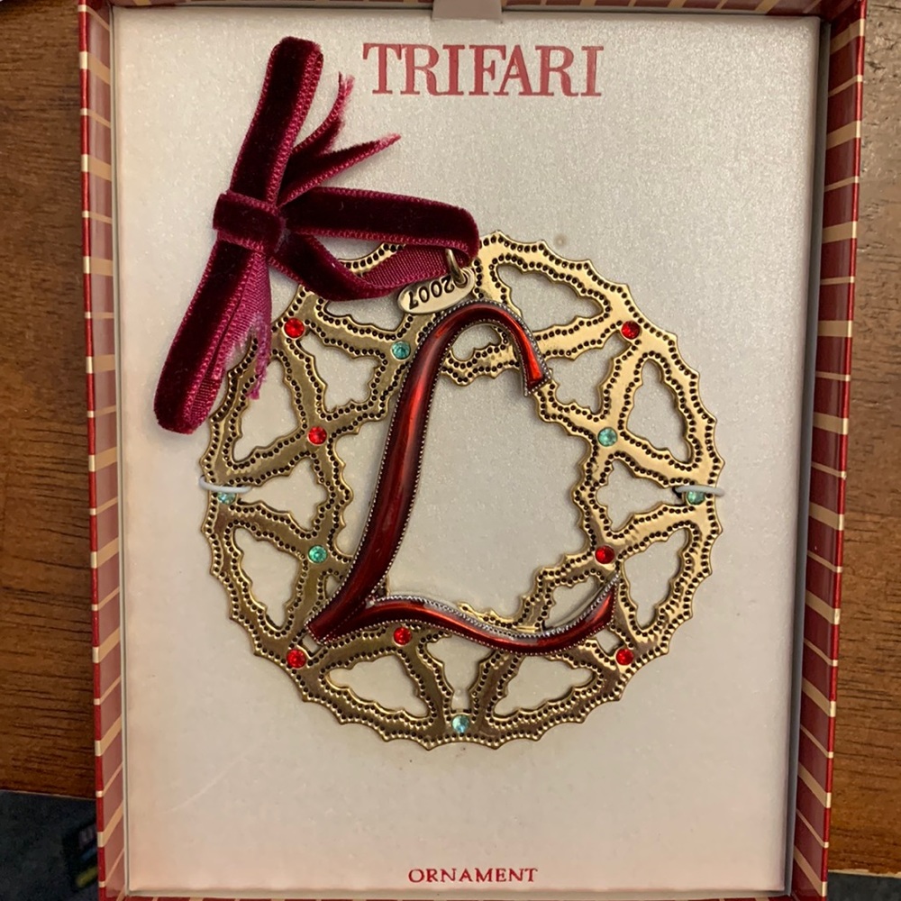 Trifari ornament L w/box